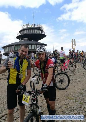 [VIDEO] Wrocławski policjant w rok przebiegł 2500 kilometrów, a rowerem przejechał ich 5500