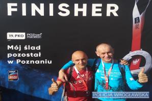 [VIDEO] Wrocławski policjant w rok przebiegł 2500 kilometrów, a rowerem przejechał ich 5500