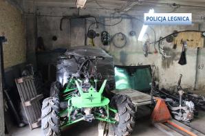 [VIDEO] Policjanci ujawnili “dziuplę” z pojazdem i częściami pochodzącymi z kradzieży na terenie Niemiec