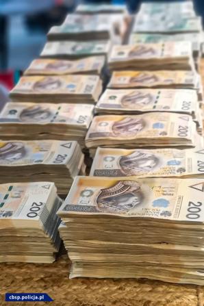 [VIDEO] Ponad 13 mln zł w gotówce znaleźli policjanci CBŚP. Grupy przestępcze działali na terenie Polski i Czech