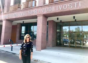 [VIDEO] Министерство юстиции в Братиславе пообещало оперативную помощь в оформлении международного ордера на арест словацкого ученого Славомира Х., незаконно удерживающего 5-летнюю девочку в Москве.