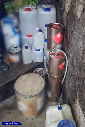 [VIDEO] Laboratorium metamfetaminy ukryte było pod kojcem dla PSÓW