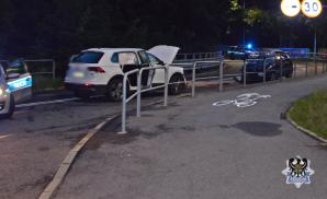 Przesiedli się w trakcie jazdy. Oboje mieli wydane sądowe zakazy kierowania. Ona posiadała narkotyki, a on ostatecznie doprowadził do wypadku drogowego