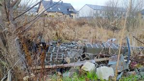 [VIDEO] Nielegalne składowisko śmieci na środku osiedla w podwrocławskim Smolcu! Zagrożenie zdrowia i życia a służby bezradne!