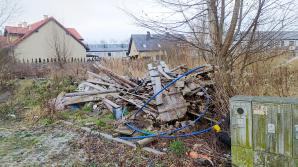 [VIDEO] Nielegalne składowisko śmieci na środku osiedla w podwrocławskim Smolcu! Zagrożenie zdrowia i życia a służby bezradne!