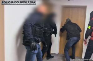 [VIDEO] Rozbita międzynarodowa zorganizowana grupa przestępcza zajmująca się oszustwami „na legendę”