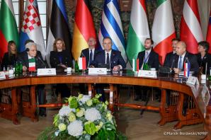 O priorytetach zbliżającej się prezydencji Polski w Radzie UE, w obliczu globalnych wyzwań, tematami rozmów przywódców uczestniczących w szczycie Grupy Arraiolos