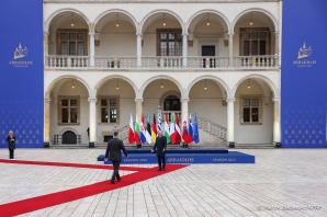 O priorytetach zbliżającej się prezydencji Polski w Radzie UE, w obliczu globalnych wyzwań, tematami rozmów przywódców uczestniczących w szczycie Grupy Arraiolos