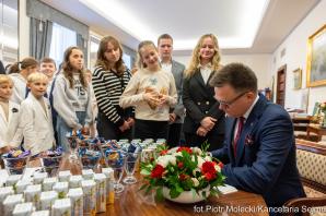 [VIDEO] Dla Ciebie zginął żołnierz, strażak, policjant A DLA MNIE TATA: Otwarcie wystawy pod patronatem Marszałka Sejmu