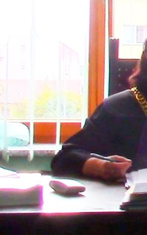 Sędzia zasłoniła oczy mediom. Policjanci rzekomo pokrzywdzeni ani prokurator nie przyszli do sądu. Ciąg dalszy sądowej tragifarsy w sprawie Bożeny Zalewskiej