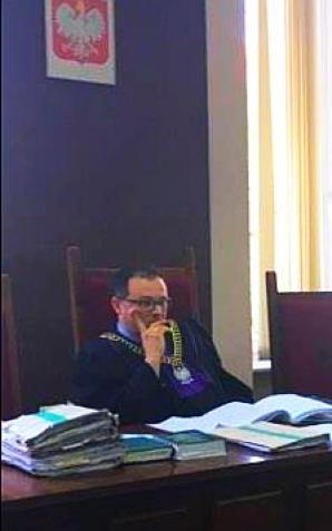 [VIDEO] Czy burmistrz Krapkowic nie jest zainteresowany bezpieczeństwem pożarowym na swoim terenie? Dlaczego utajnił dziś swoje zeznania przed sądem w sprawie doprowadzenia wody do firmy przerabiającej karton m.in. na trumny?