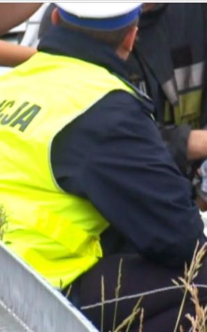 Policjant i strażak uratowali dziecko...pod okiem kamery telewizyjnej