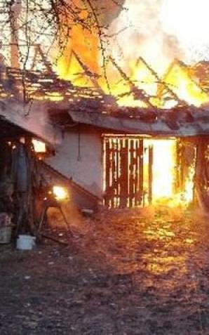 Policjanci ocalili sprzęt rolniczy z płonącego budynku i pomogli w gaszeniu pożaru