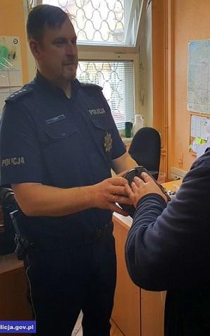 Odpowiedzą za włamania do obiektów sakralnych. Policjanci zatrzymali podejrzanych i odzyskali część skradzionego mienia