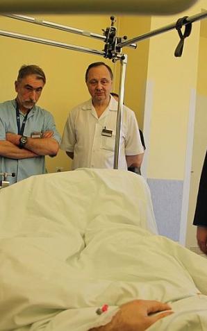 Szef MSWiA i Komendant Główny Policji odwiedzili w szpitalu rannego policjanta