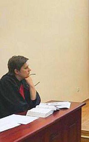 [VIDEO] Prokurator Julita Podlewska mrugała wczoraj porozumiewawczo do sędziego Tomasza Wysockiego. A ten uprawomocnił to co chciała prokurator! Biznesmenka, która poskarżyła się na policjantów, ma iść na 120 godzin do robót publicznych!