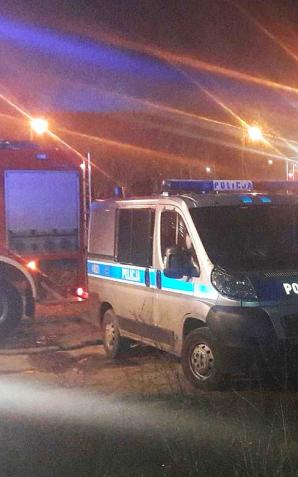 Policjanci wraz ze strażakami uratowali dwóch mężczyzn z pożaru