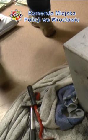 Tymczasowy areszt dla „kasiarza” zatrzymanego przez policjantów - funkcjonariusze odzyskali blisko pół miliona z sejfu, którego podejrzany nie zdążył otworzyć