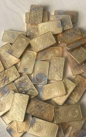 Fałszywe sztabki złota pod zastaw pożyczek na ponad 3 mln zł. Policjanci zatrzymali podejrzanego 28-latka