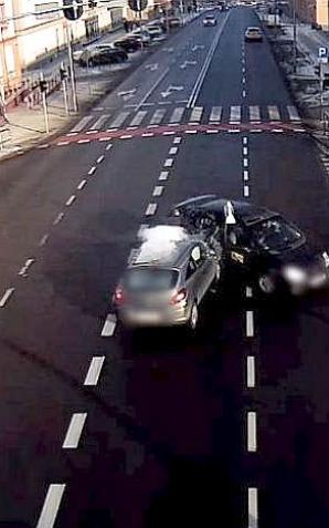 [VIDEO] Jak doszło do wypadku w centrum Zielonej Góry, w niedzielę przy pięknej pogodzie? Kto zawinił?