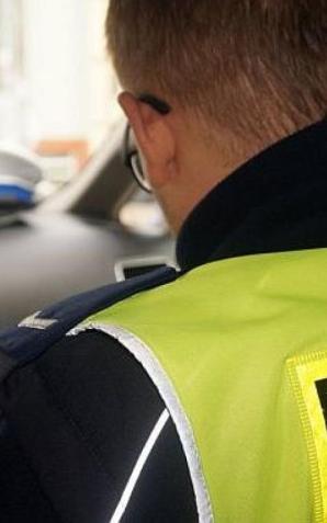 Kętrzyn: Nietrzeźwy 62-latek wpadł do jeziorka miejskiego. Uratowali go policjanci