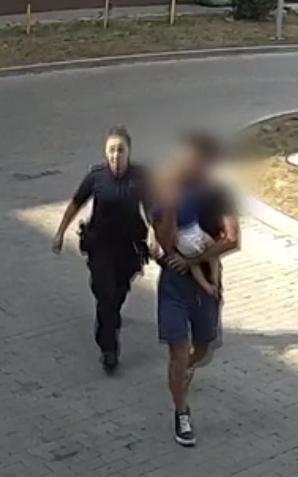 [VIDEO] Policjanci eskortowali samochód z mdlejącym z gorączki dzieckiem