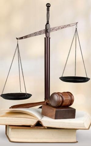 Istna kumulacja! W ręce policjantów wpadł kierujący, który spowodował kolizję, kierując samochodem pod wpływem alkoholu, a na dodatek był poszukiwany i miał sądowy zakaz prowadzenia pojazdów