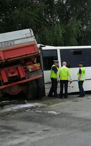 Katastrofa w ruchu lądowym pod Nowym Sączem. Jedna osoba zginęła, wiele rannych