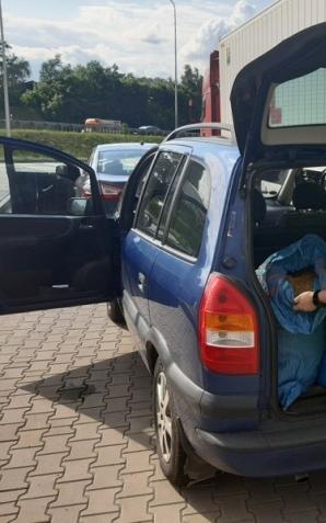 Funkcjonariusze z Placówki Straży Granicznej w Braniewie przechwycili krajankę tytoniową wartą ponad 56 tys. zł. Nielegalny towar przewoził mieszkaniec powiatu elbląskiego.