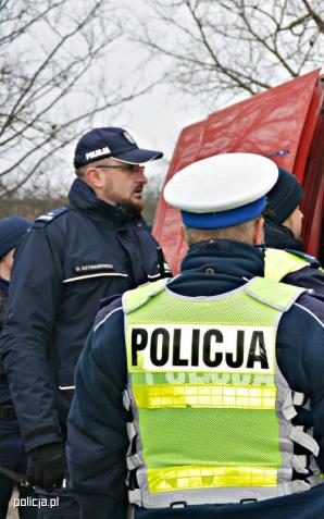 Policjanci z drogówki zatrzymali busa na niemieckich tablicach z nielegalnymi imigrantami z Syrii i Jemenu. Jechał od granicy z Litwą