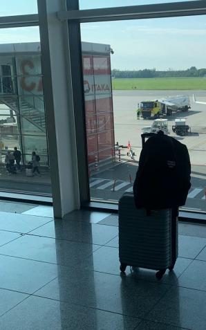 Zostawił bagaż na lotnisku, a w nim śmieci i resztki jedzenia