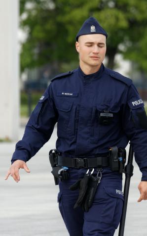 [VIDEO] Policjanci zatrzymali w bezpośrednim pościgu mężczyznę, który zabrał kobiecie torebkę z rzeczami osobistymi