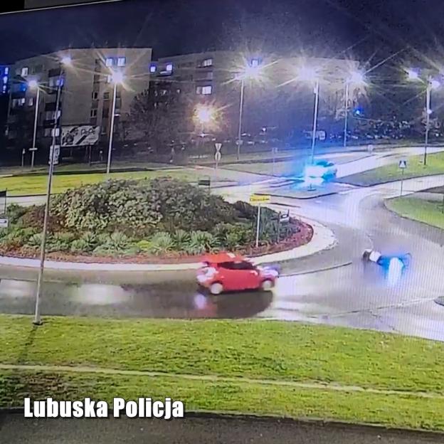 Elektryczny rower na rondzie i samochód plus śliska droga.