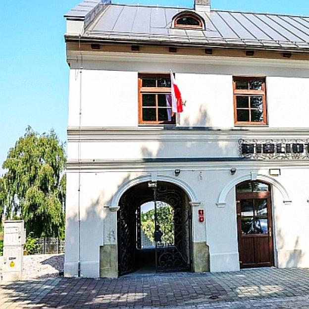 Małopolskie: miejska biblioteka w Proszowicach wyremontowana i rozbudowana z udziałem funduszy UE