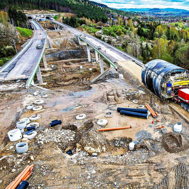 [VIDEO] Ponad 75 proc. osiągnęło zaawansowanie prac na 8,5-kilometrowym odcinku drogi ekspresowej S1 Przybędza - Milówka. Ku zakończeniu zmierzają prace mostowe