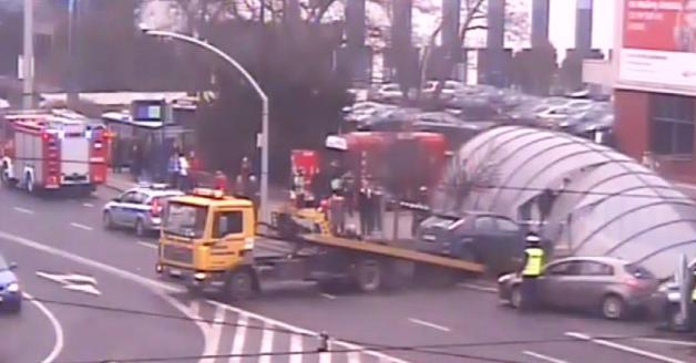 [VIDEO]Wjechała w dach prześcia podziemnego! 
