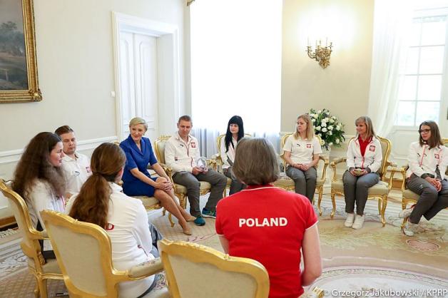 Wyjątkowi zawodnicy tenisa ziemnego, zwycięzcy medalowi w Hiszpanii, na spotkaniu z Pierwszą Damą