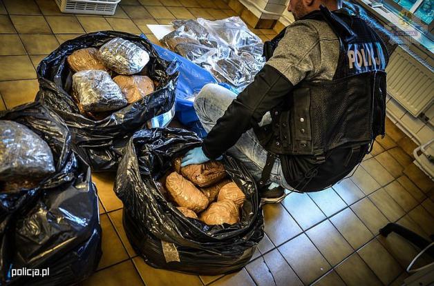 [VIDEO] 26-latek w kołach zapasowych przemycał marihuanę. Policjanci zabezpieczyli łącznie ponad 55 kg narkotyków.