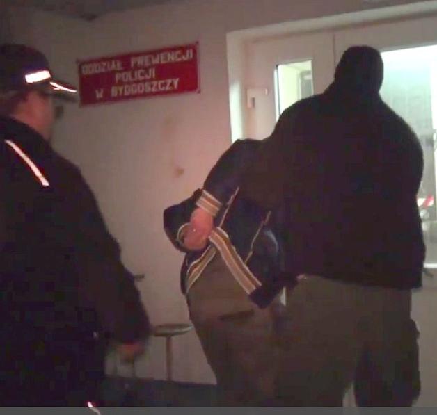 [VIDEO] Bydgoszcz: 29-latek, który brutalnie skatował psa w Chełmży wpadł w ręce policji