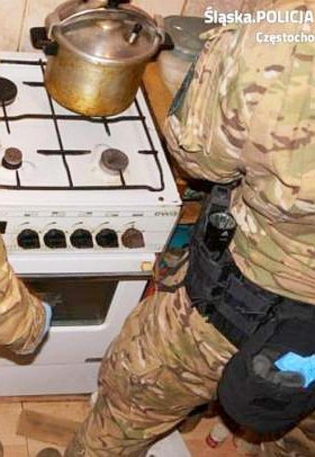 [VIDEO] Groził podłożeniem bomb w urzędach państwowych. W mieszkaniu miał prekursory materiałów wybuchowych