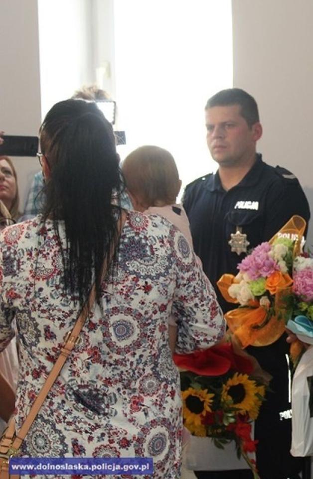 Podziękowania dla legnickich policjantów za uratowanie ludzkiego życia