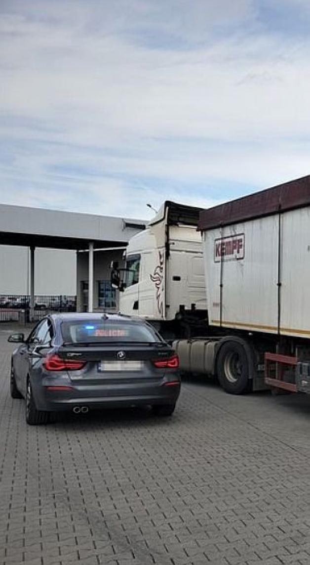 [VIDEO] Policjanci z grupy „SPEED” zatrzymali kierowcę blisko 40-tonowego tira, który pijany jechał autostradą A4