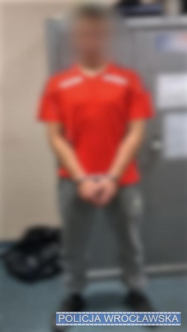 [VIDEO] Kradzież w oku kamery. Zasłonięta twarz nie pomogła ukryć się sprawcy, wpadł w ręce policjantów