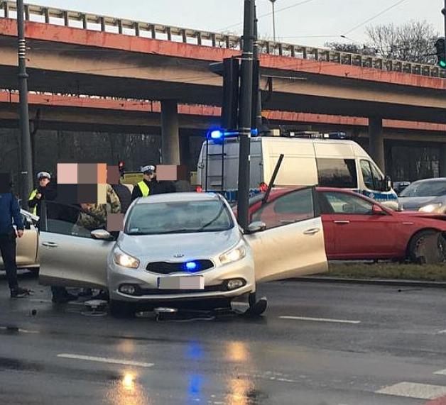 Wypadek z udziałem policyjnego radiowozu w Łodzi. Policjanci zostali przewiezieni do szpitala