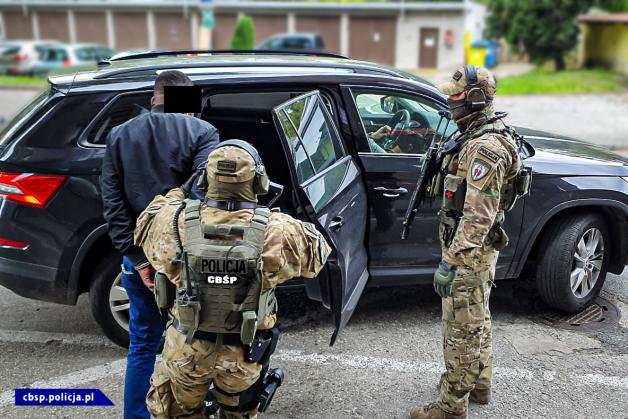 [VIDEO] Rozbity gang nigeryjsko-polski. Zatrzymano obywatela Polski, Ukrainy i 3 Nigeryjczyków. Działali na szkodę niemieckiej firmy