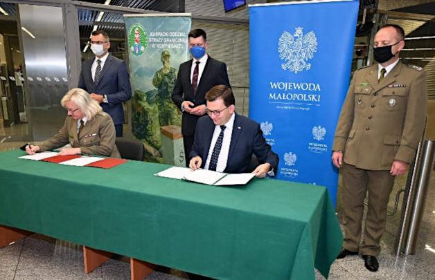 Bramki ABC na lotnisku w Krakowie-Balicach. Mogą z nich skorzystać obywatele UE, EOG lub Szwajcarii