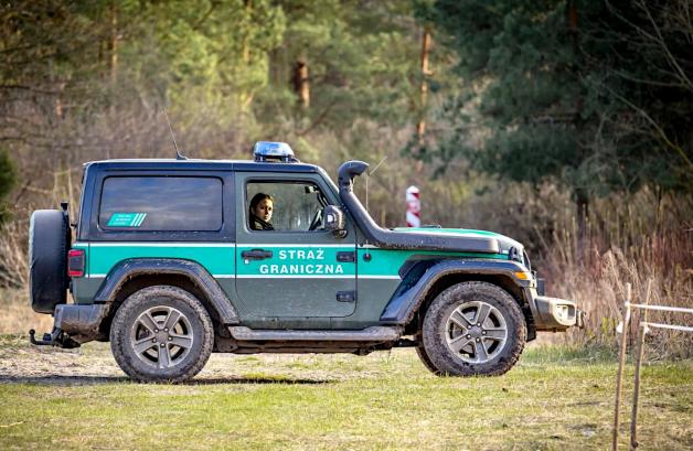 31 cudzoziemców próbowało nielegalnie przekroczyć polsko – białoruską granicę za minioną dobę. Ujawnieni cudzoziemcy pochodzili z Jemenu, Syrii, Azerbejdżanu, Turcji, Iraku, Mali
