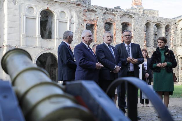 Wicepremier Piotr Gliński zwiedził ruiny Zamku Krzyżtopór w Ujeździe
