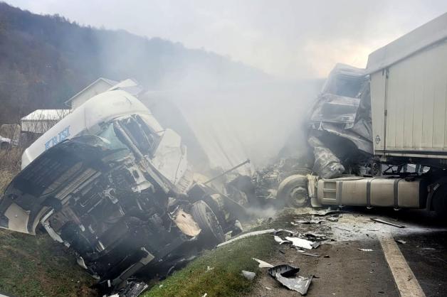 Strażnicy graniczni wyciągnęli człowieka z płonącej ciężarówki