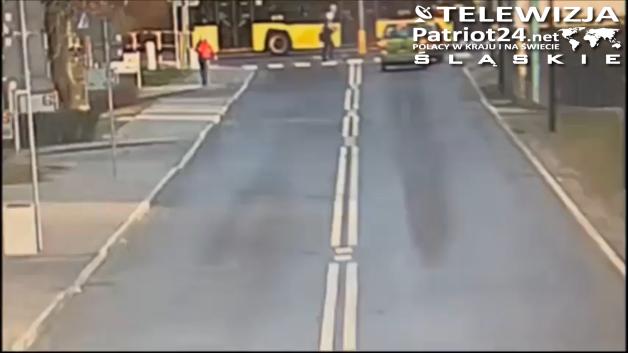 [VIDEO] Pieszy zderzył się na przejściu z autobusem. Policja nie rostrzygnęła kto jest winny